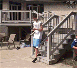 동생괴롭히기.gif