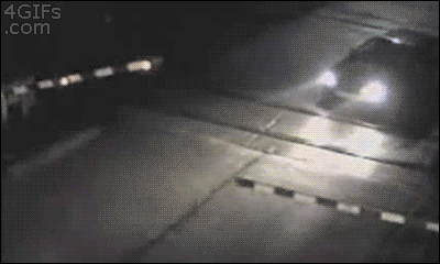 구사일생_Train-crossing-close-call.gif