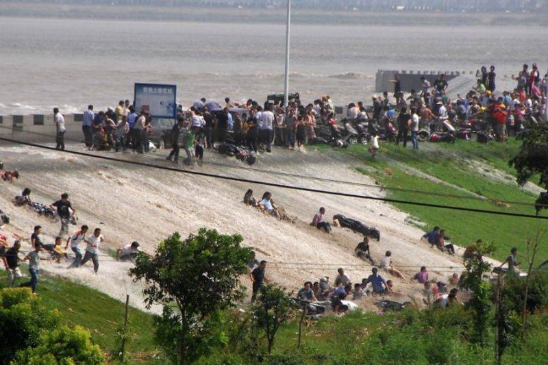let-s-go-to-the-qiantang-river-watch-the-tide-they-said-5.jpg