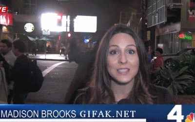잭스패로우가_사랑한_리포터_Captain Jack interrupts News Reporter.gif